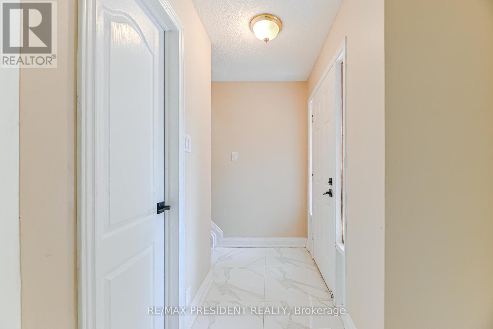 4 Lawnview Court, Brampton, Ontario  L7G 1T4 - Photo 4 - W12485515