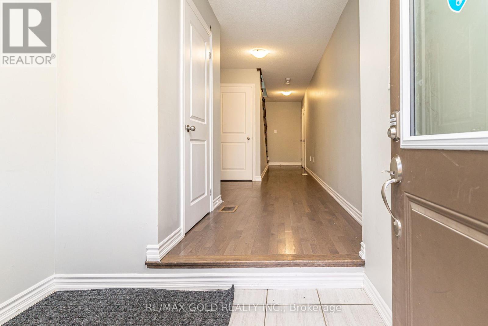 26 Arrowview Drive, Brampton, Ontario  L7A 5H7 - Photo 5 - W12485536