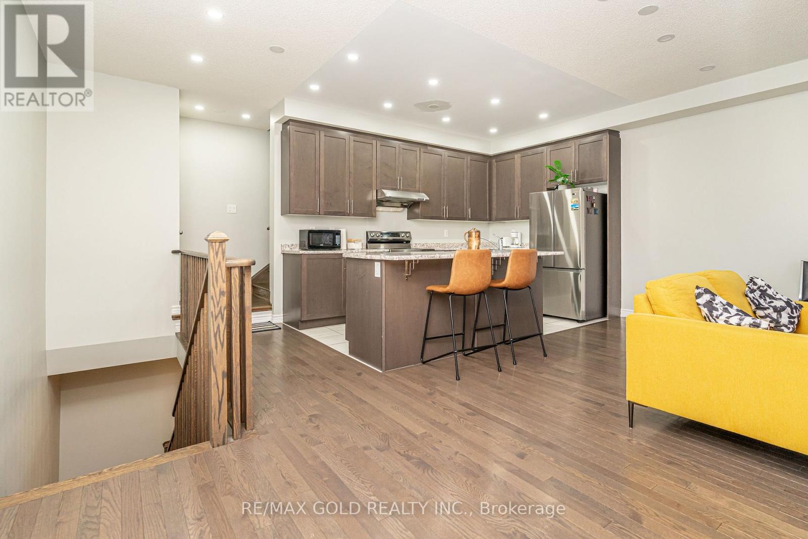 26 Arrowview Drive, Brampton, Ontario  L7A 5H7 - Photo 8 - W12485536