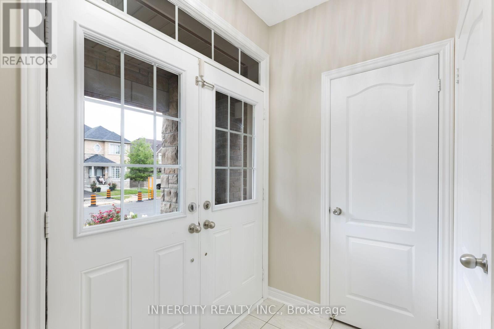 20 Russell Creek Drive, Brampton, Ontario  L6R 3Y9 - Photo 4 - W12485213