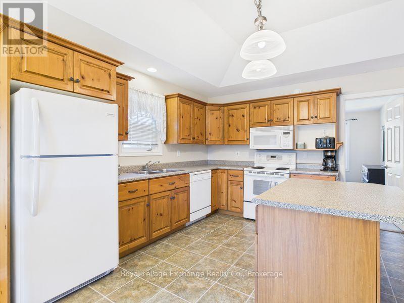 Upper - 378 Duncan Place, Kincardine, Ontario  N2Z 3B4 - Photo 4 - X12485683