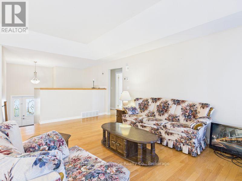 Upper - 378 Duncan Place, Kincardine, Ontario  N2Z 3B4 - Photo 6 - X12485683