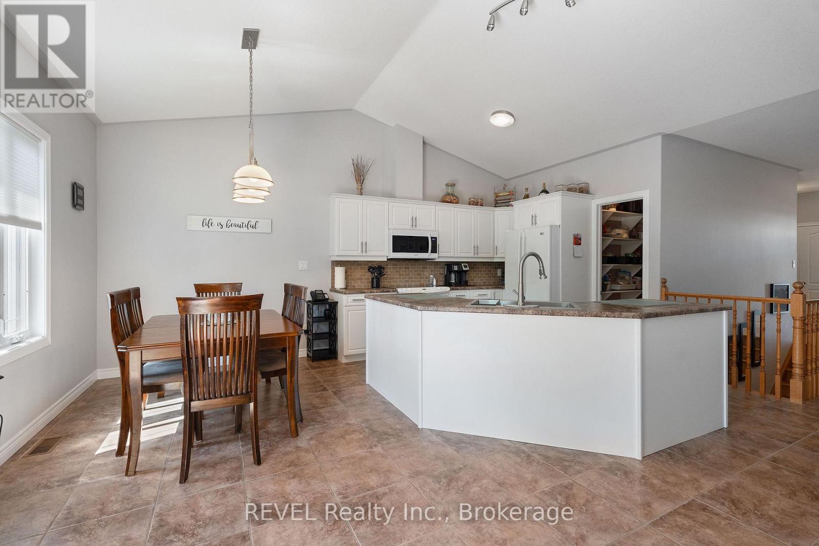 8028 Booth Street, Niagara Falls (Ascot), Ontario  L2H 1E8 - Photo 8 - X12485633