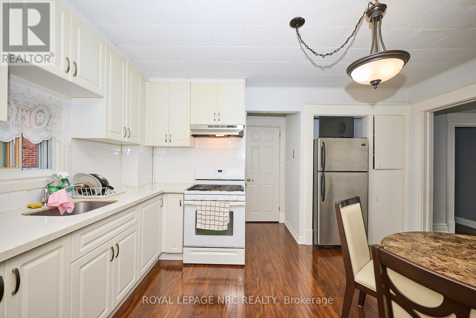 6173 Pine Grove Avenue, Niagara Falls, Ontario  L2G 4H9 - Photo 3 - X12485774