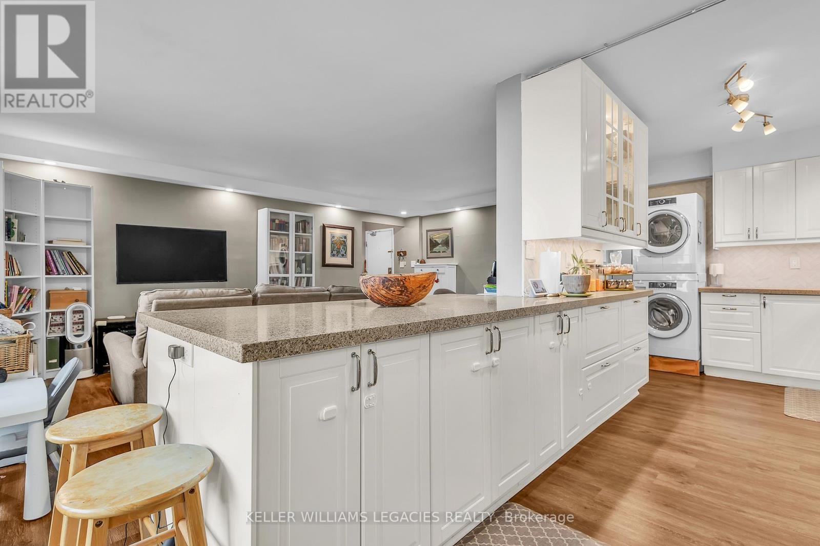 2001 - 1 MASSEY SQUARE, Toronto, Ontario