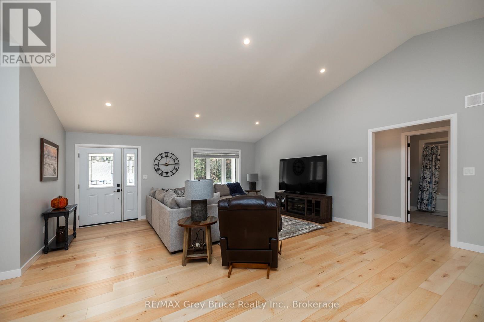 611 Sixth Street N, South Bruce Peninsula, Ontario  N0H 2G0 - Photo 7 - X12485654