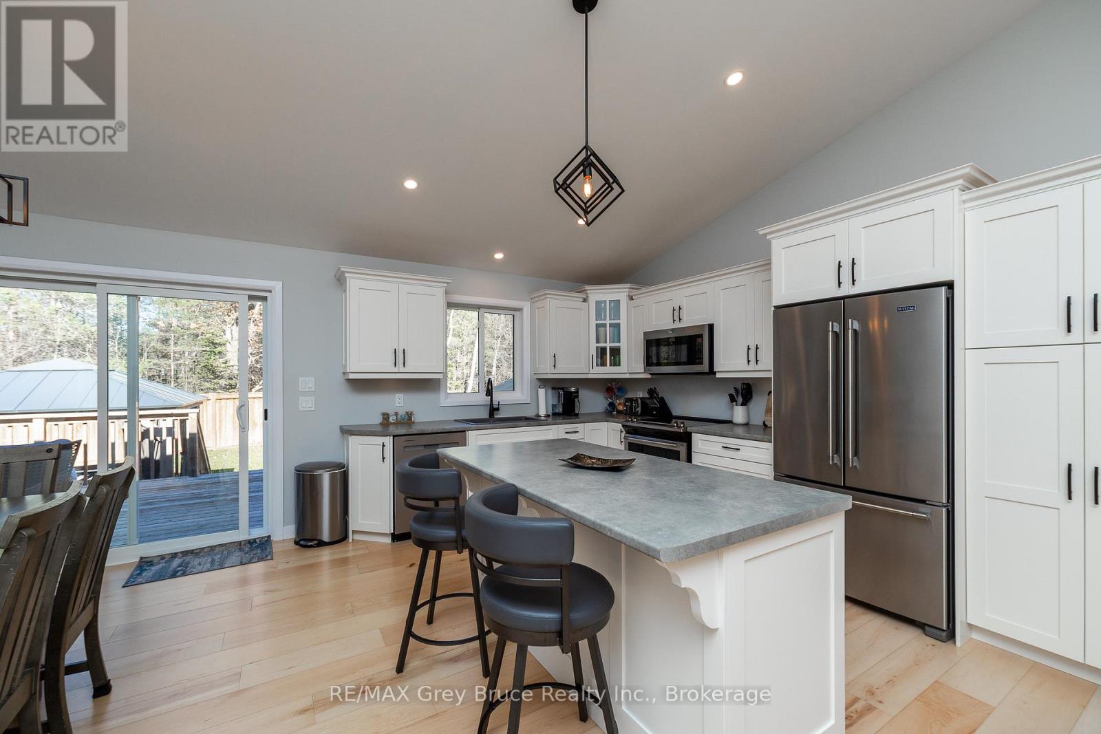 611 Sixth Street N, South Bruce Peninsula, Ontario  N0H 2G0 - Photo 9 - X12485654