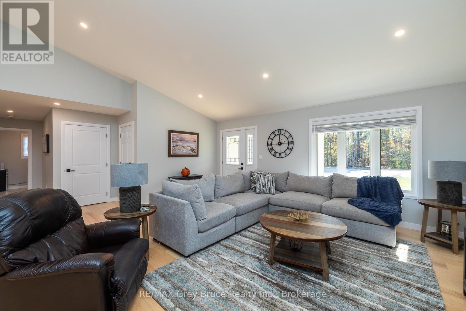 611 Sixth Street N, South Bruce Peninsula, Ontario  N0H 2G0 - Photo 4 - X12485654