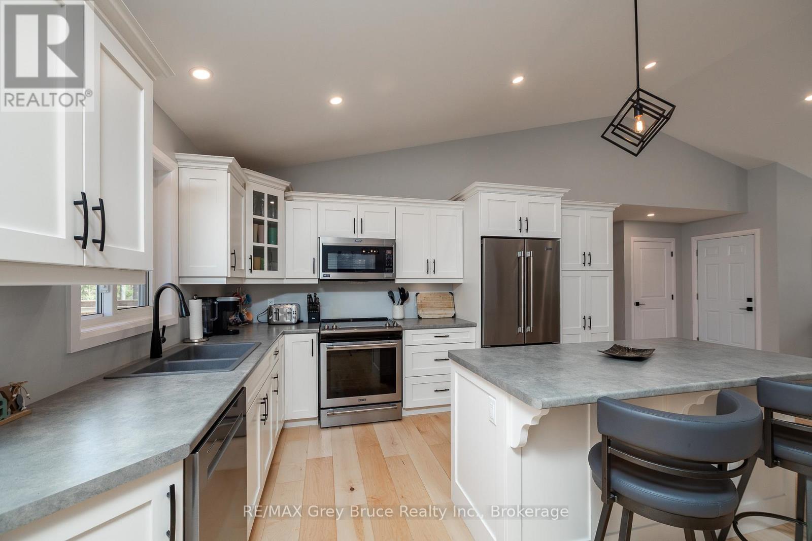 611 Sixth Street N, South Bruce Peninsula, Ontario  N0H 2G0 - Photo 12 - X12485654