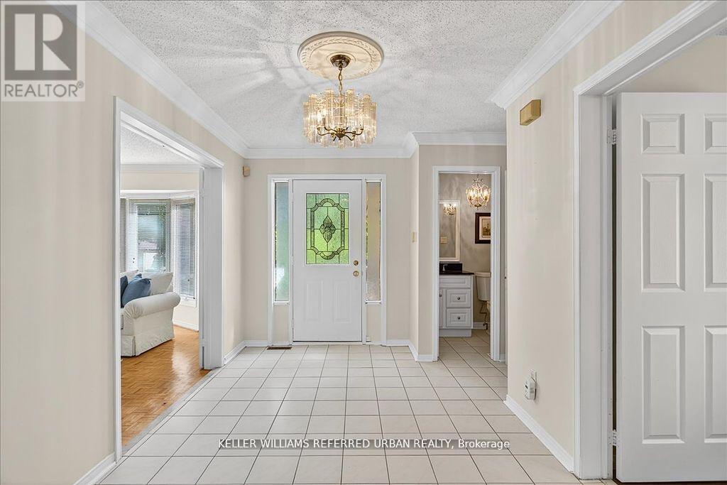 32 Nelson Circle, Newmarket, Ontario  L3X 1R1 - Photo 3 - N12485625