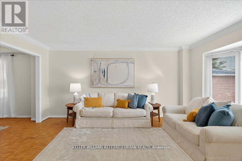 32 Nelson Circle, Newmarket, Ontario  L3X 1R1 - Photo 5 - N12485625