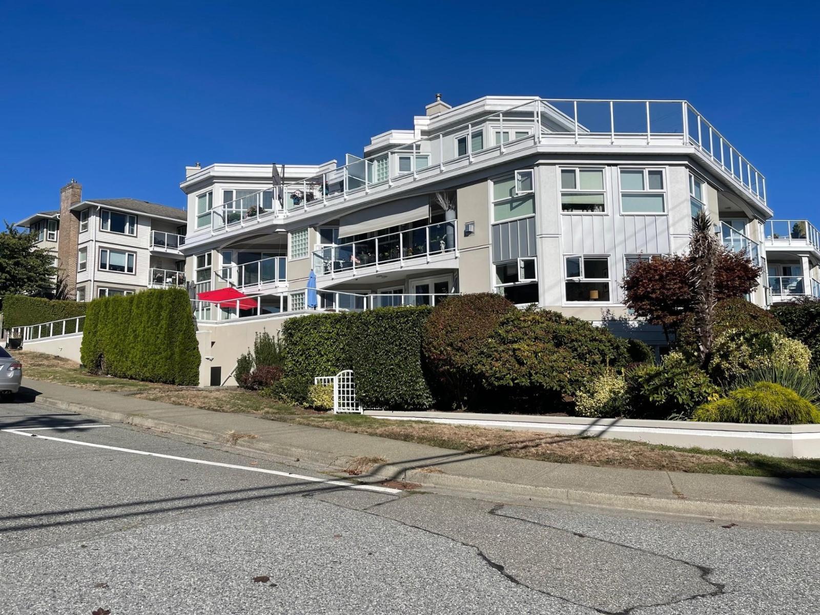 305 15367 Buena Vista Avenue, White Rock, British Columbia V4B 1Y7 - Photo 2 - R3051891