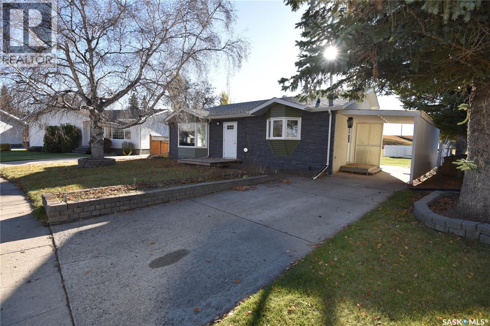 1211 1st Street E, Nipawin, Saskatchewan  S0E 1E0 - Photo 2 - SK021820