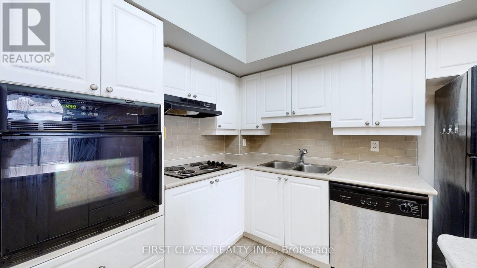 1201 - 810 Scollard Court, Mississauga, Ontario  L5V 0A4 - Photo 4 - W12485582