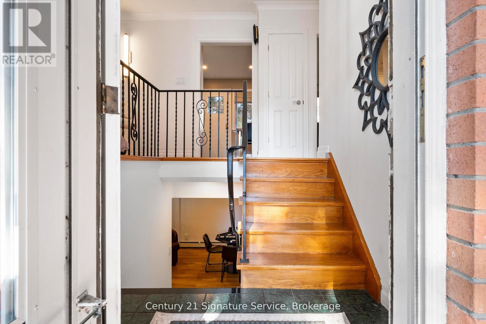 1602 Carletta Drive, Mississauga, Ontario  L4X 1E5 - Photo 5 - W12485590