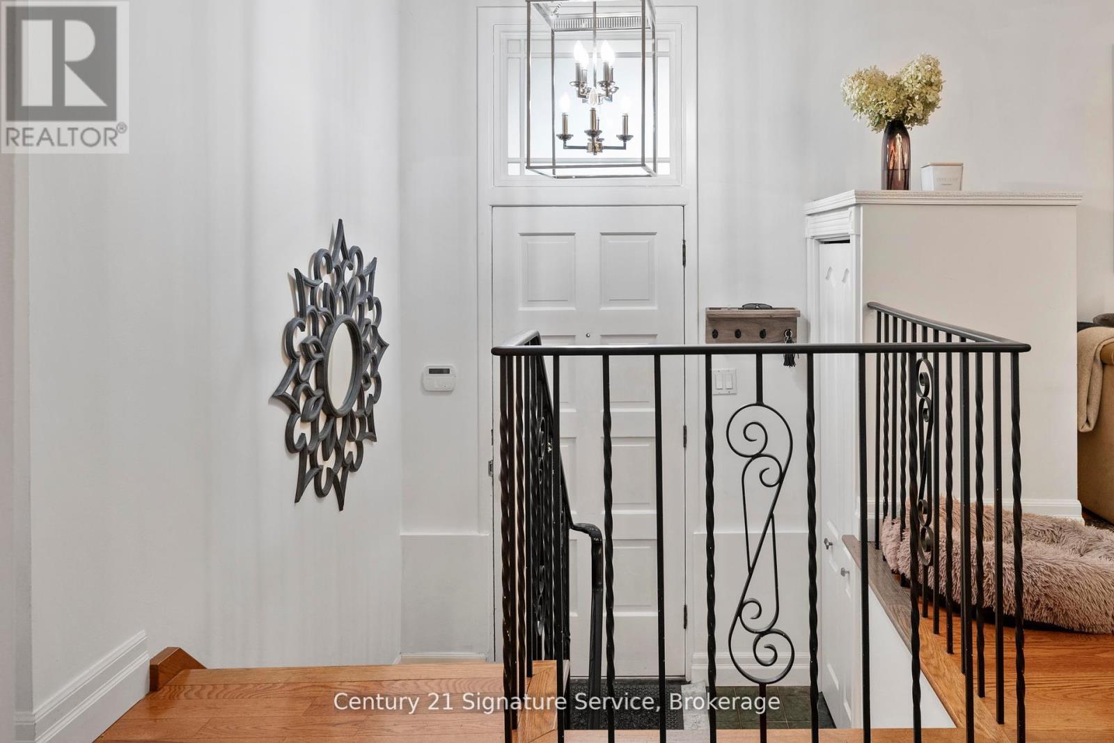 1602 Carletta Drive, Mississauga, Ontario  L4X 1E5 - Photo 6 - W12485590