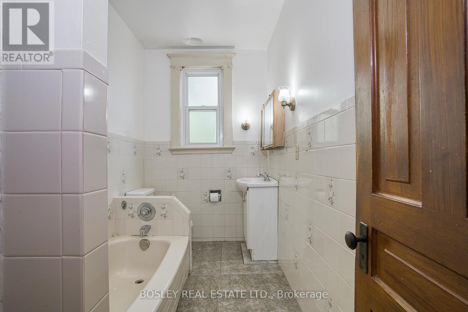 76 Pearson Avenue, Toronto, Ontario  M6R 1G5 - Photo 27 - W12485601