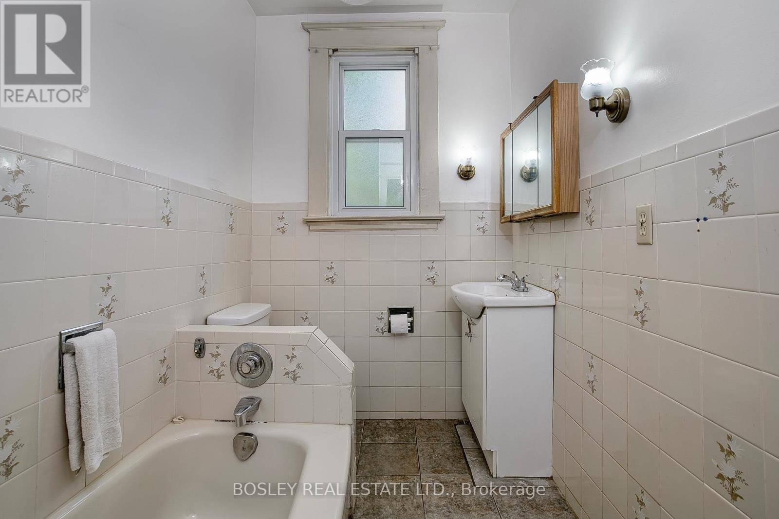 76 Pearson Avenue, Toronto, Ontario  M6R 1G5 - Photo 28 - W12485601