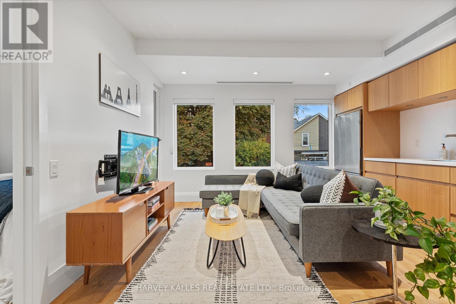 D - 786 Ossington Avenue, Toronto, Ontario  M6G 3V1 - Photo 2 - W12485619