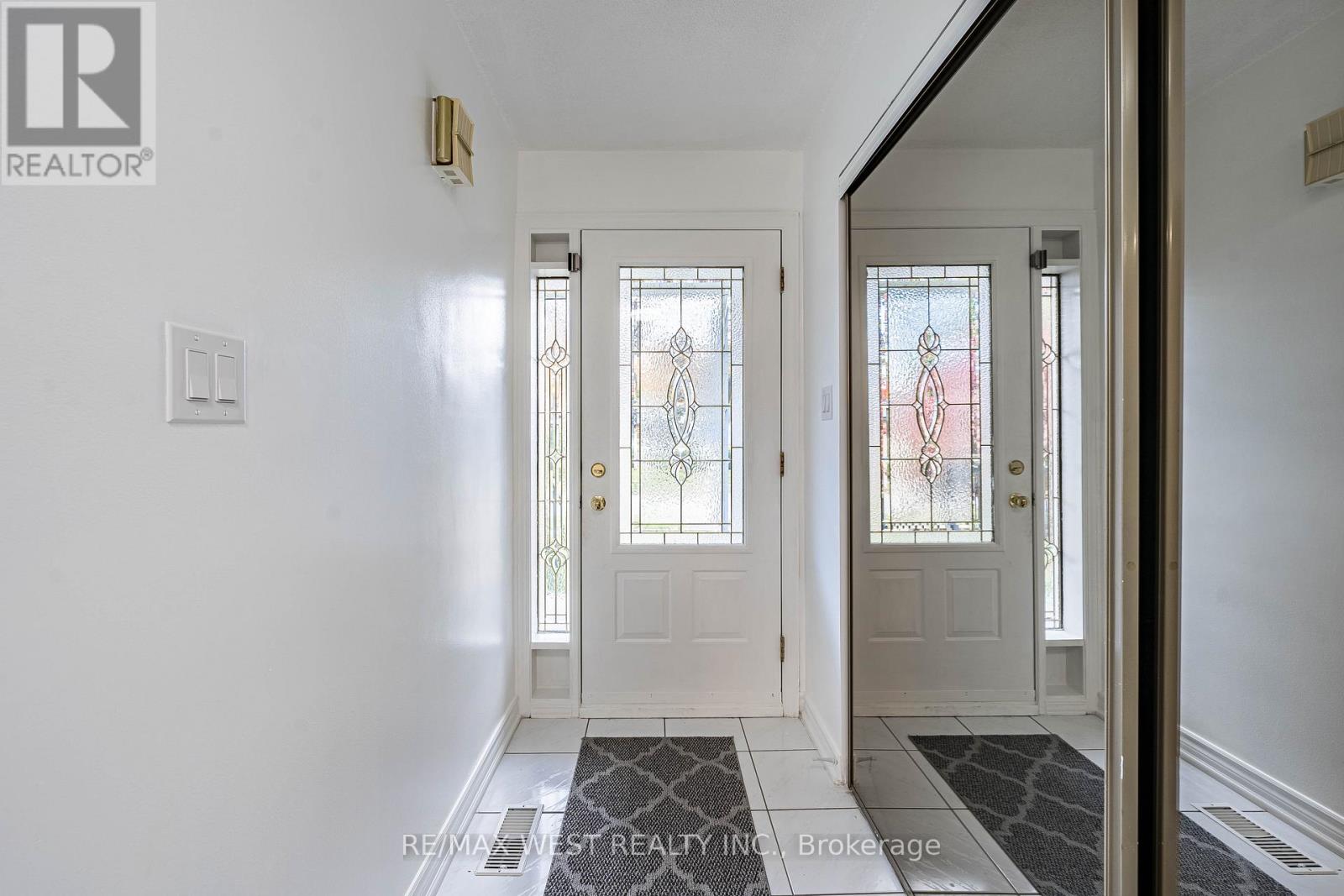 132 Meadowbank Road, Toronto, Ontario  M9B 5E4 - Photo 3 - W12485620