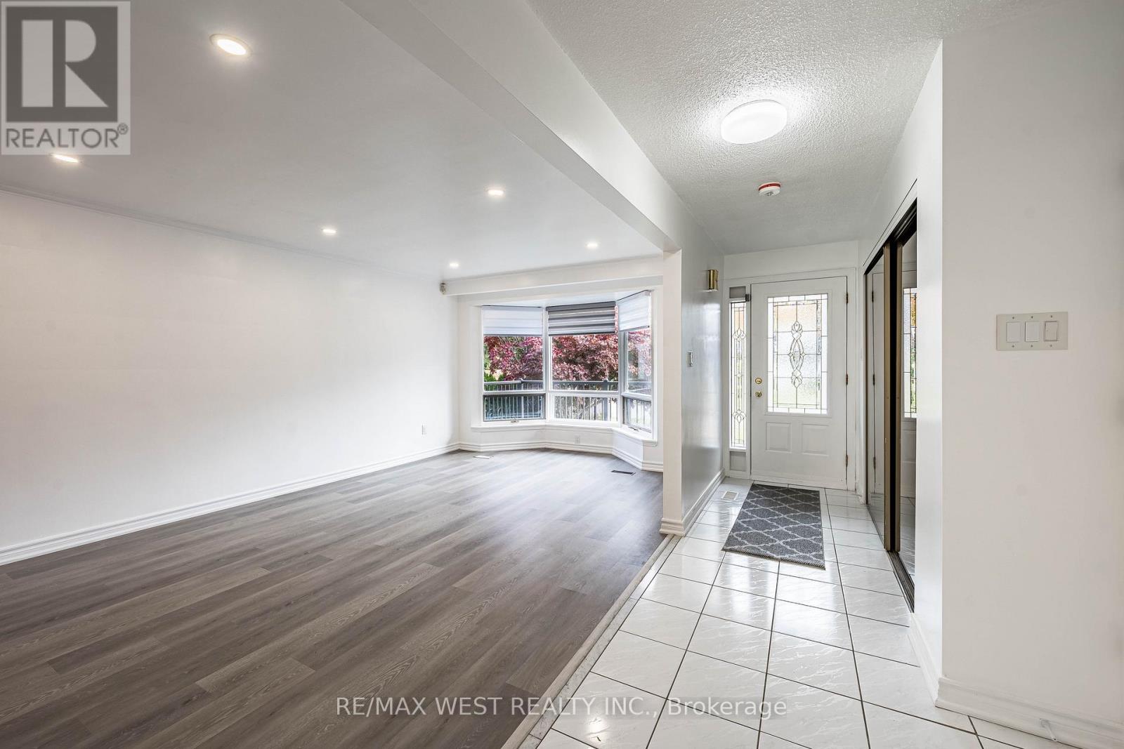 132 Meadowbank Road, Toronto, Ontario  M9B 5E4 - Photo 4 - W12485620