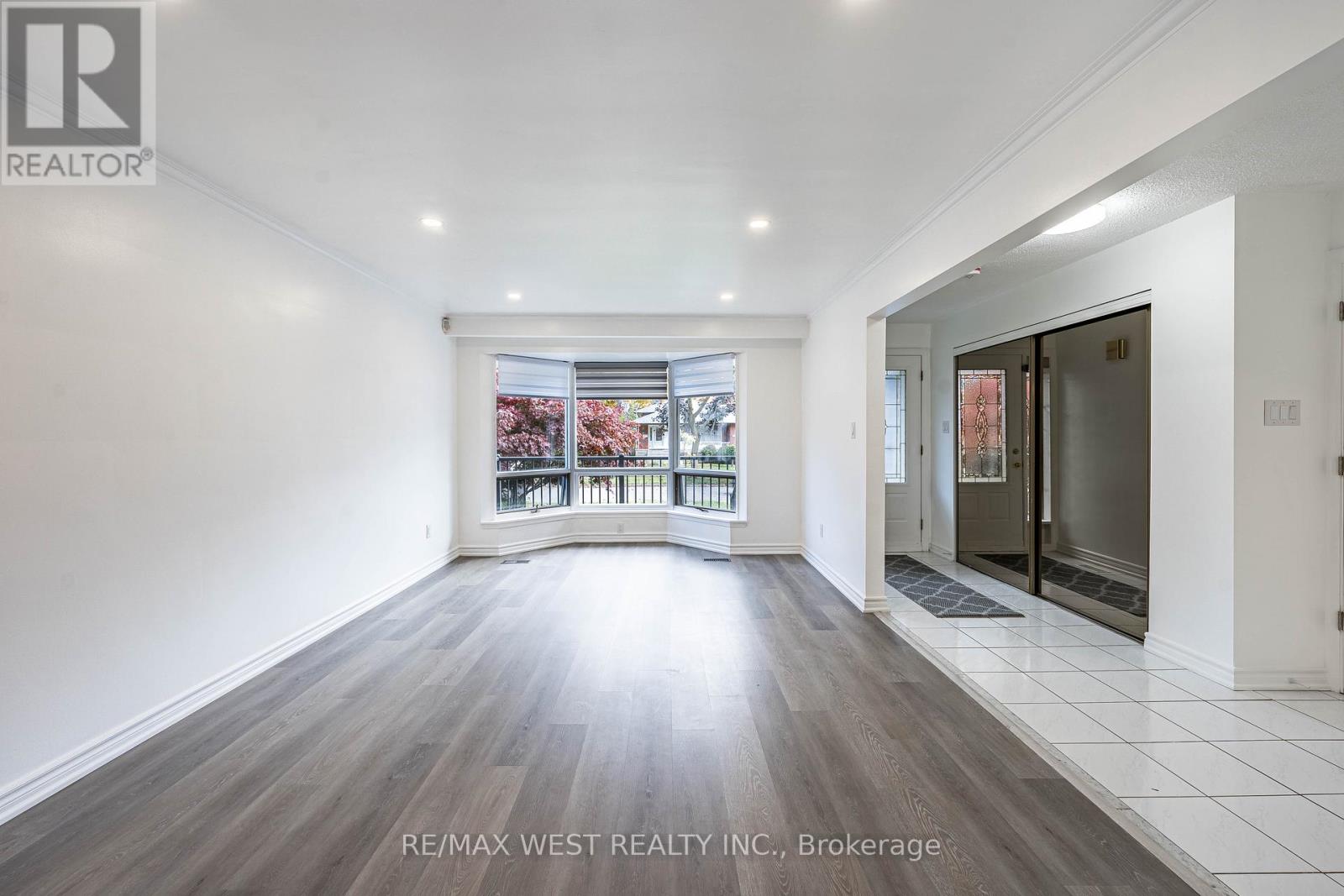 132 Meadowbank Road, Toronto, Ontario  M9B 5E4 - Photo 6 - W12485620