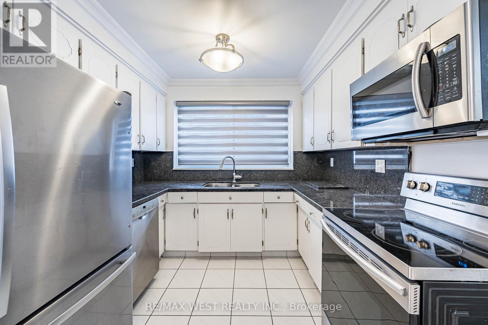 132 Meadowbank Road, Toronto, Ontario  M9B 5E4 - Photo 9 - W12485620