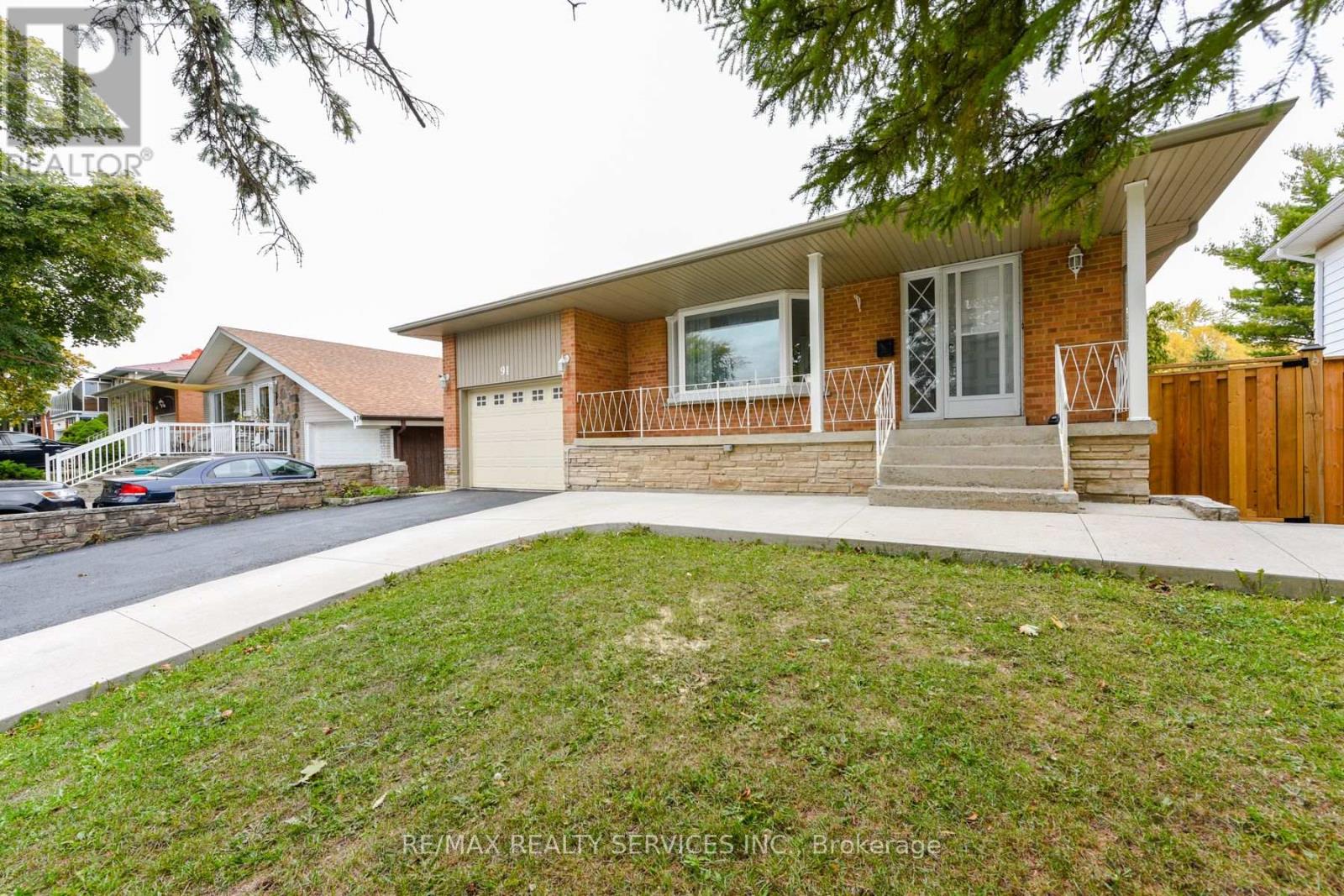91 Ambleside Drive, Brampton, Ontario  L6Y 1C1 - Photo 5 - W12485624