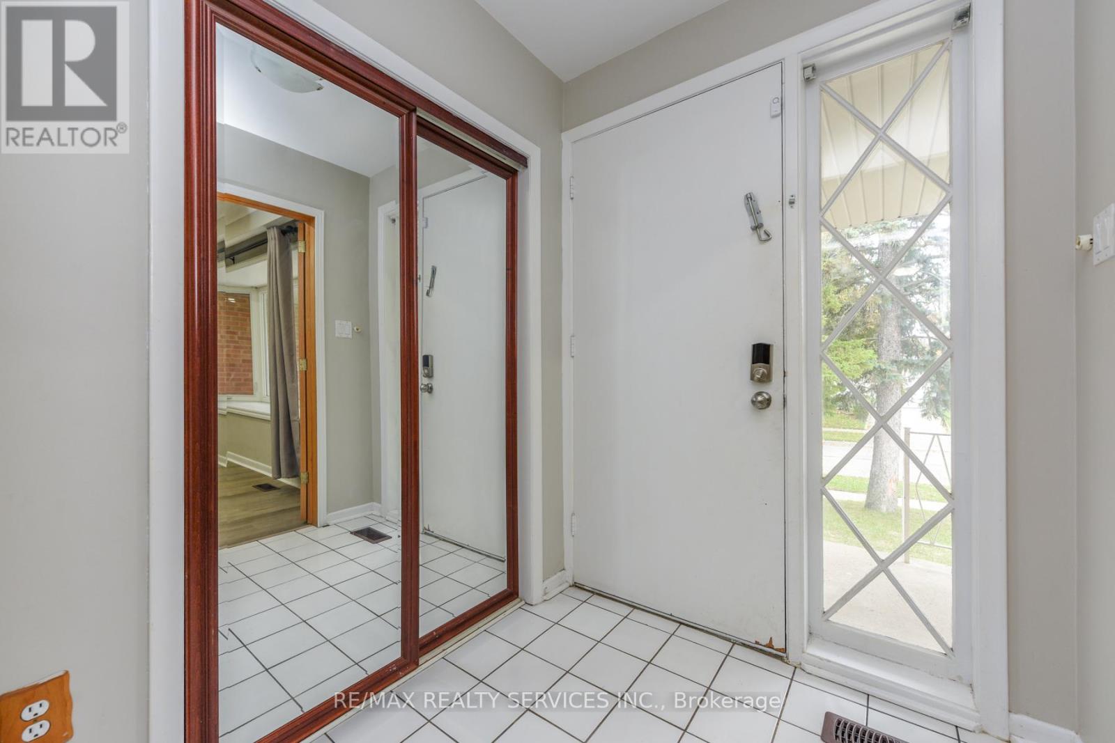 91 Ambleside Drive, Brampton, Ontario  L6Y 1C1 - Photo 6 - W12485624