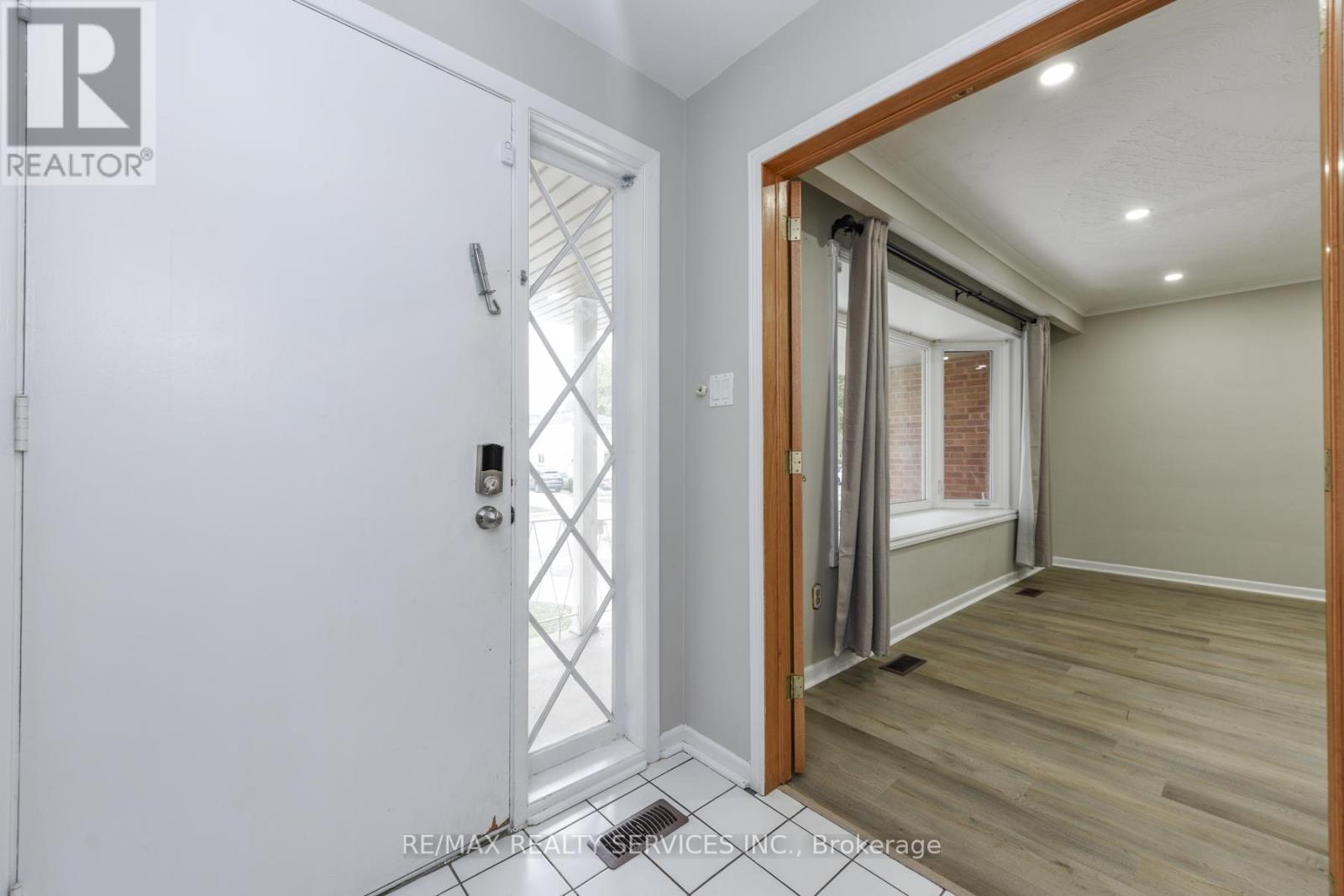 91 Ambleside Drive, Brampton, Ontario  L6Y 1C1 - Photo 7 - W12485624