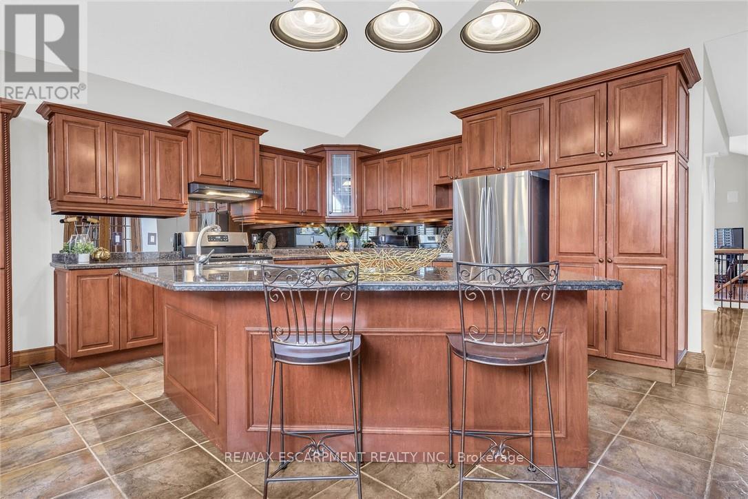 117 Christopher Drive, Hamilton, Ontario  L9B 1G6 - Photo 11 - X12485563