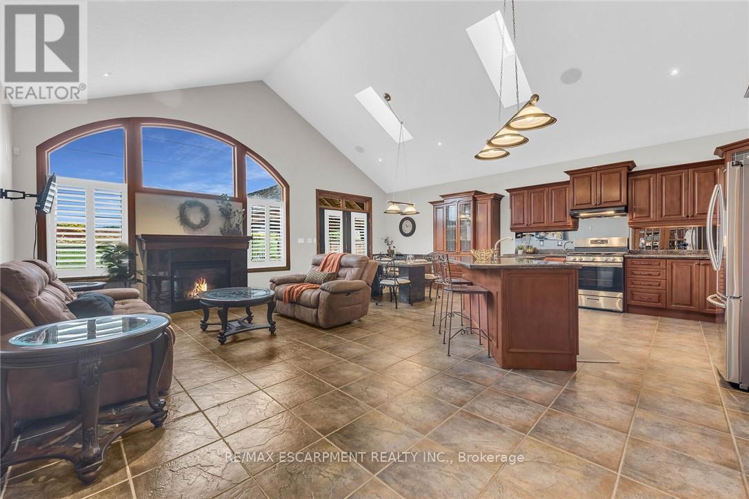 117 Christopher Drive, Hamilton, Ontario  L9B 1G6 - Photo 10 - X12485571