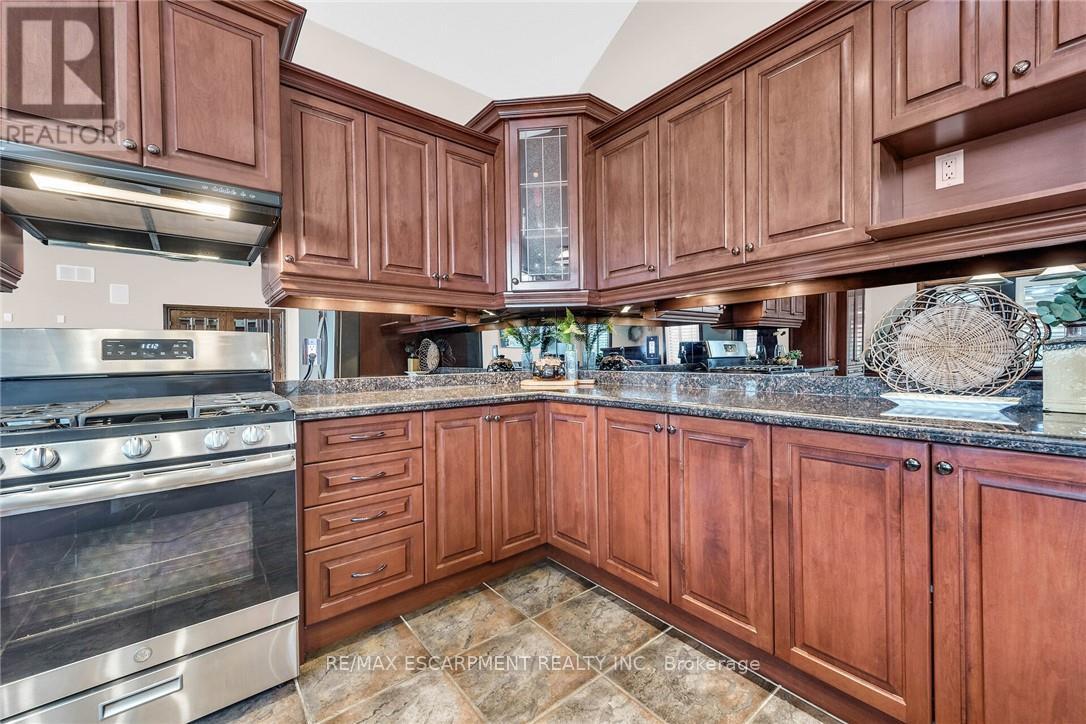 117 Christopher Drive, Hamilton, Ontario  L9B 1G6 - Photo 13 - X12485571