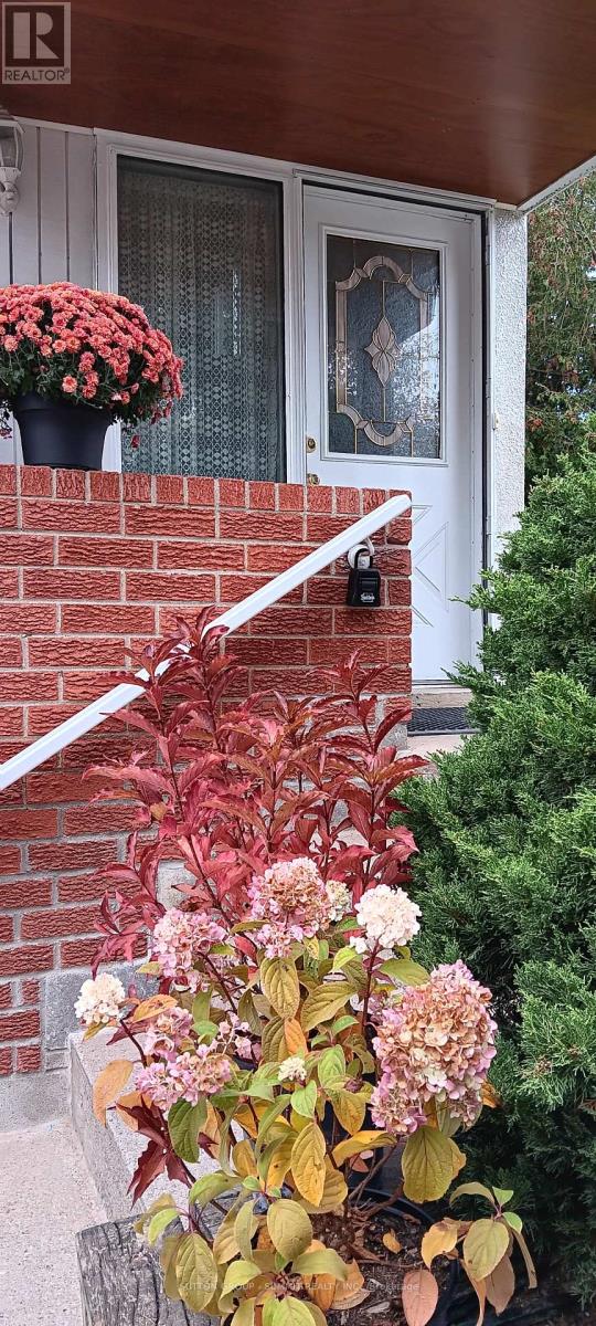 2529 Trondheim Crescent, Mississauga, Ontario  L5N 1P3 - Photo 2 - W12485403