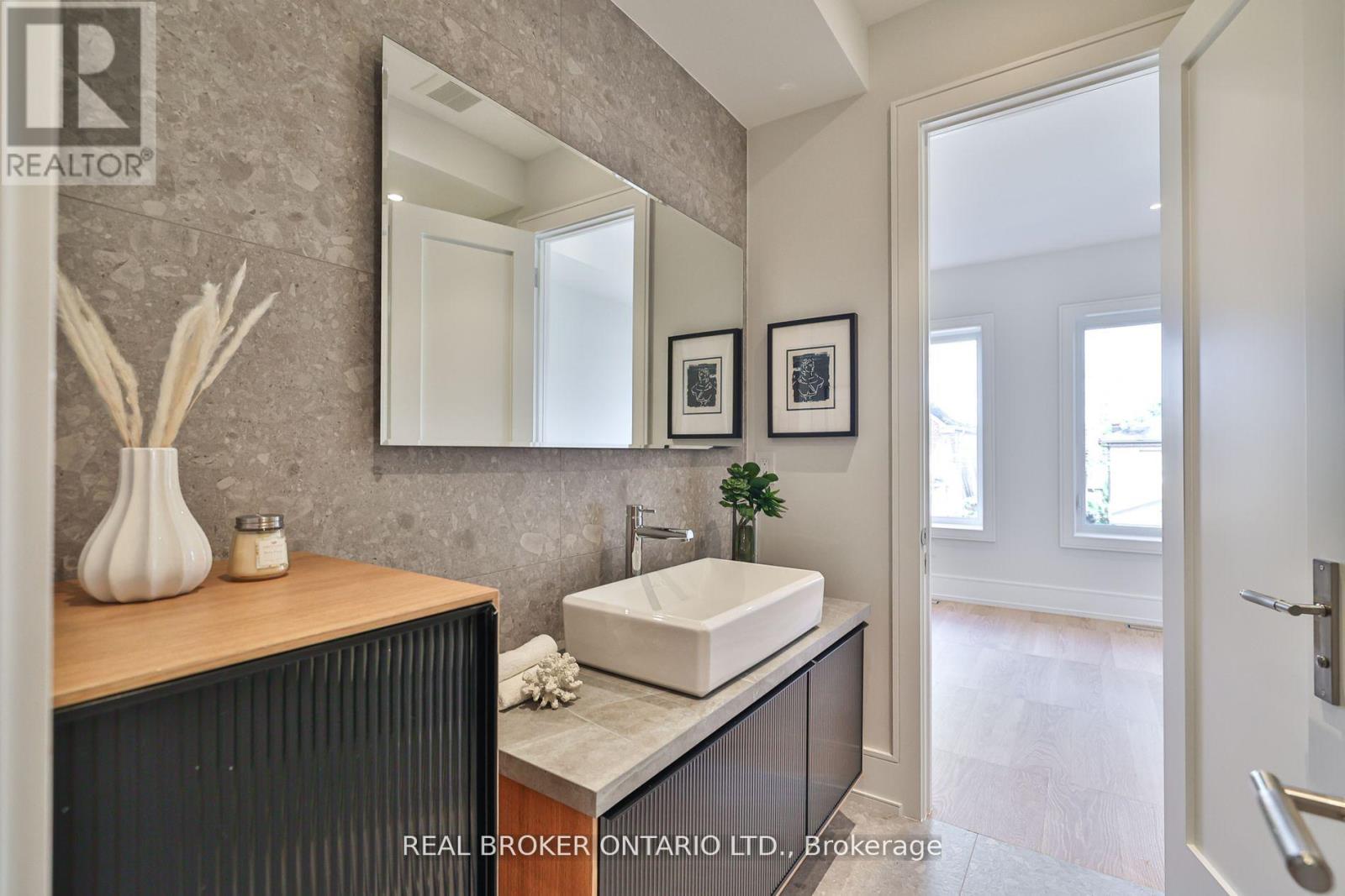 444 Roxton Road, Toronto, Ontario  M6G 3R4 - Photo 18 - C12485682