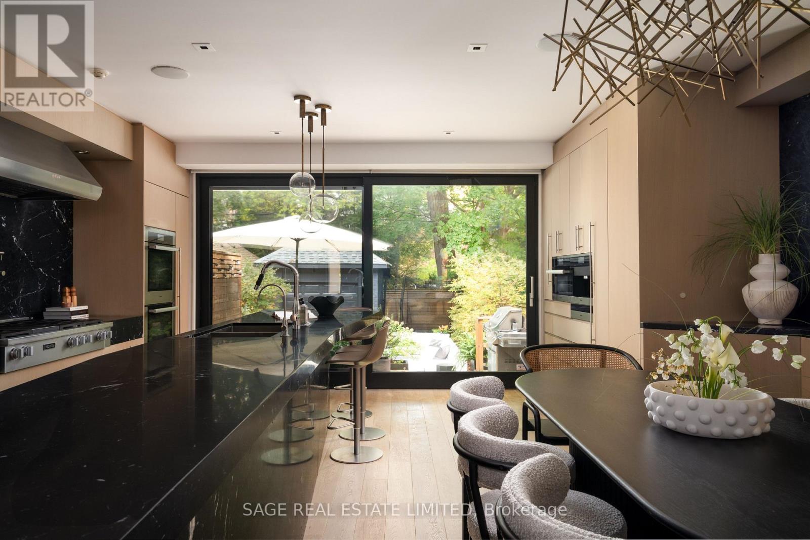 <div class="slider-price">$3,479,000</div><p>109 Hilton Avenue, Toronto, Ontario</p>