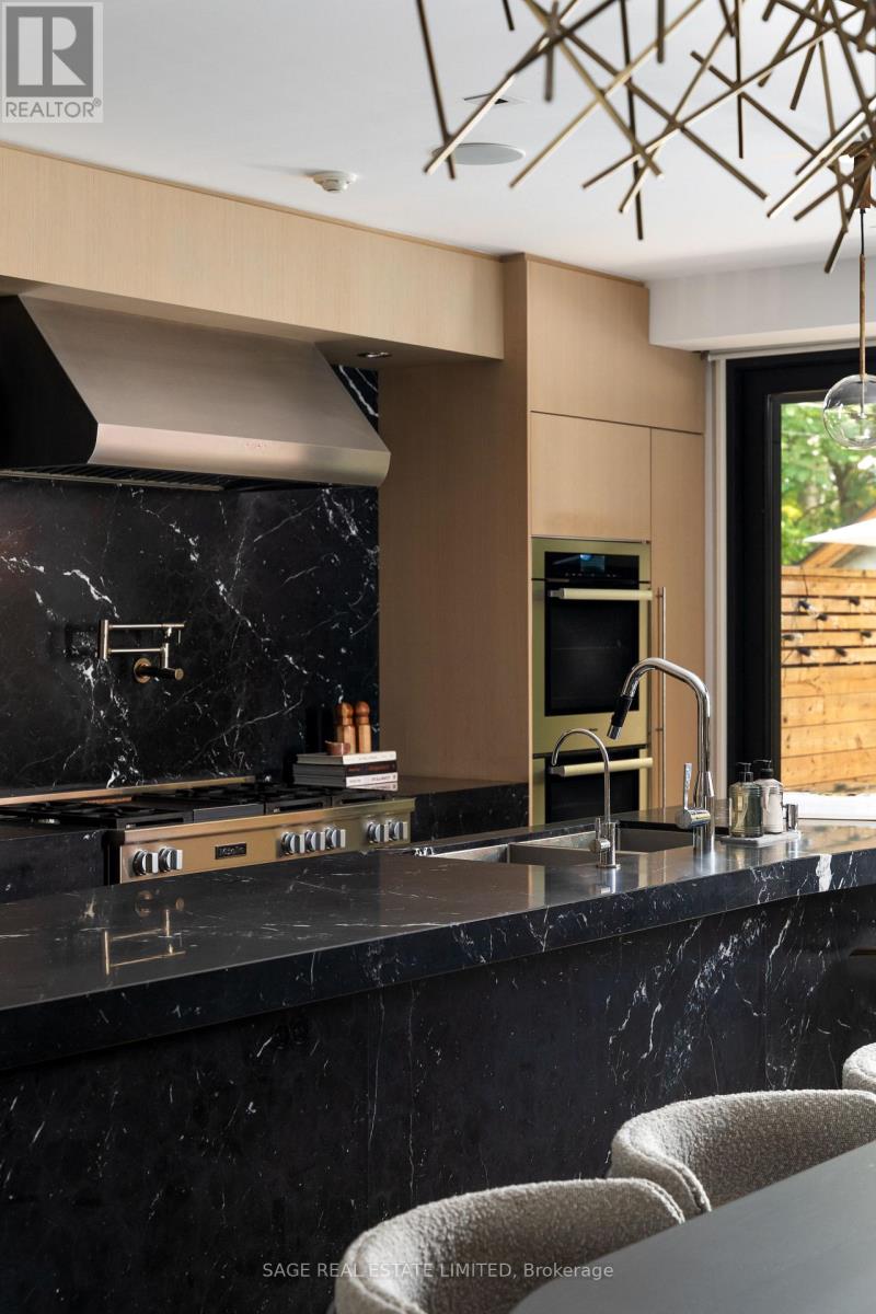 109 Hilton Avenue, Toronto, Ontario  M5R 3E8 - Photo 3 - C12485725