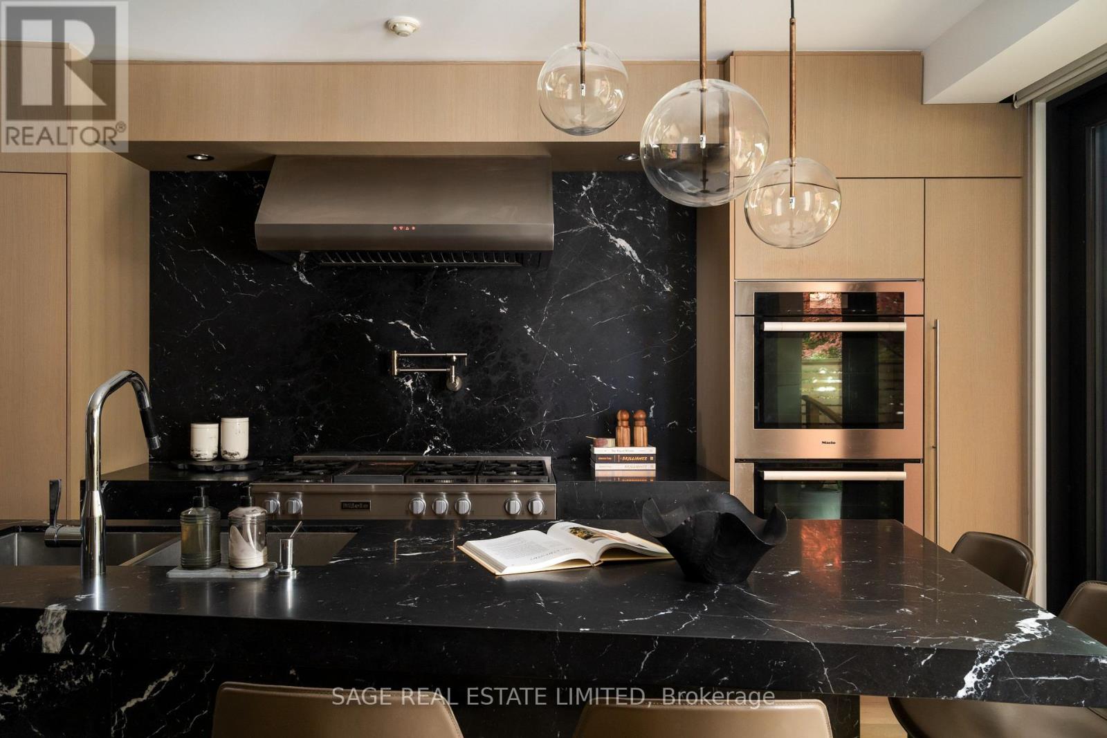 109 Hilton Avenue, Toronto, Ontario  M5R 3E8 - Photo 4 - C12485725