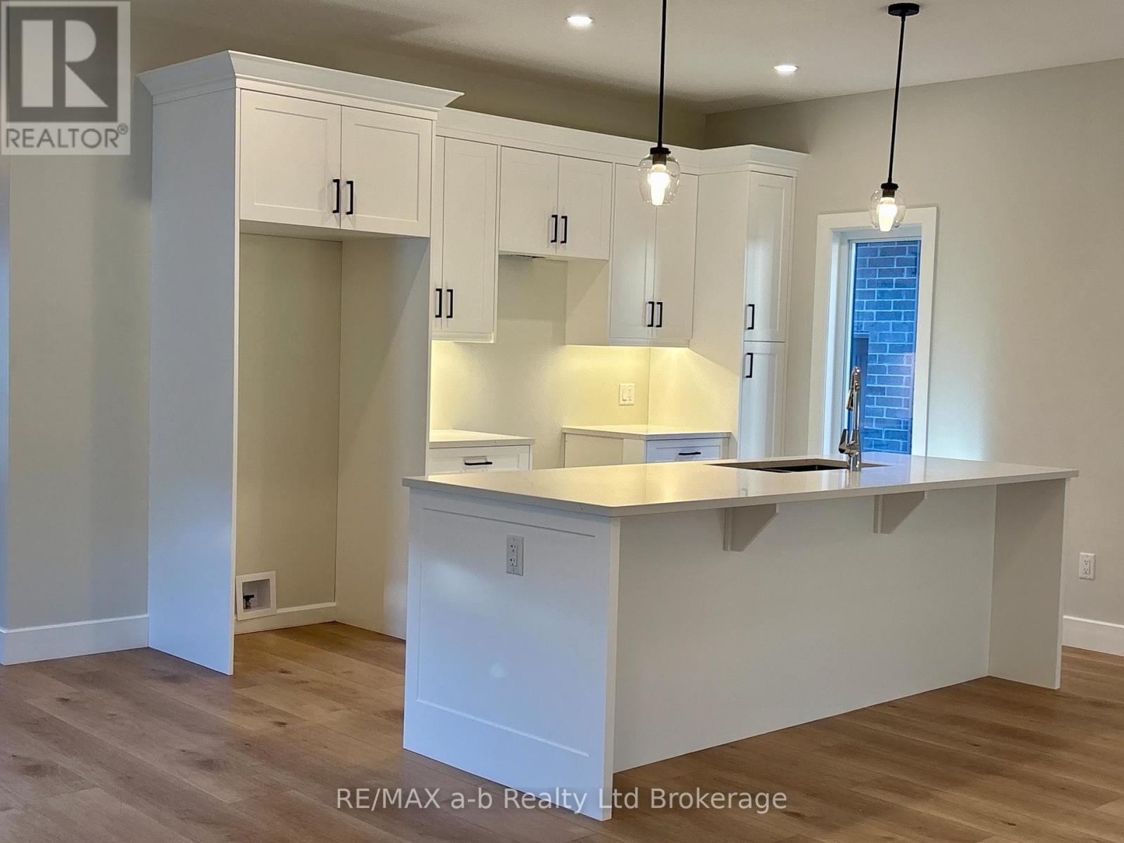 41 Cash Crescent, Ingersoll, Ontario  N5C 0E2 - Photo 4 - X12485818