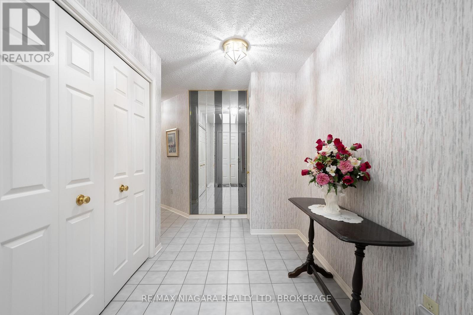 2 - 10 Elderwood Drive, St. Catharines, Ontario  L2S 3G3 - Photo 2 - X12485816