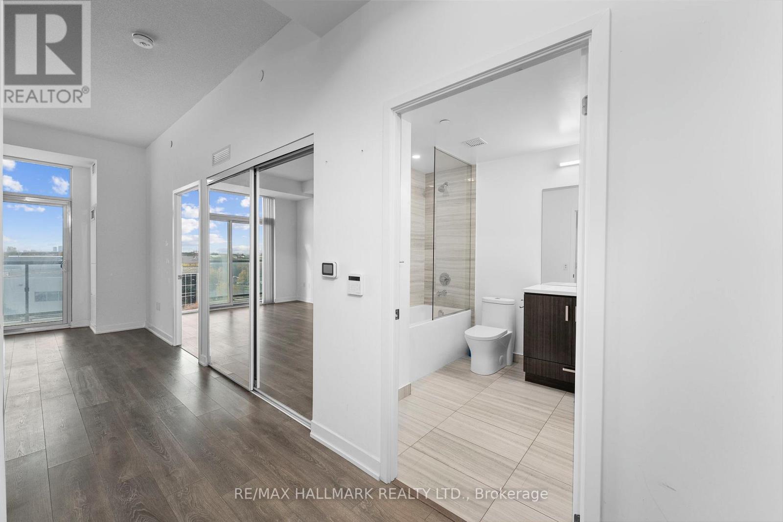 511 - 60 Honeycrisp Crescent, Vaughan, Ontario  L4K 0N5 - Photo 2 - N12485632