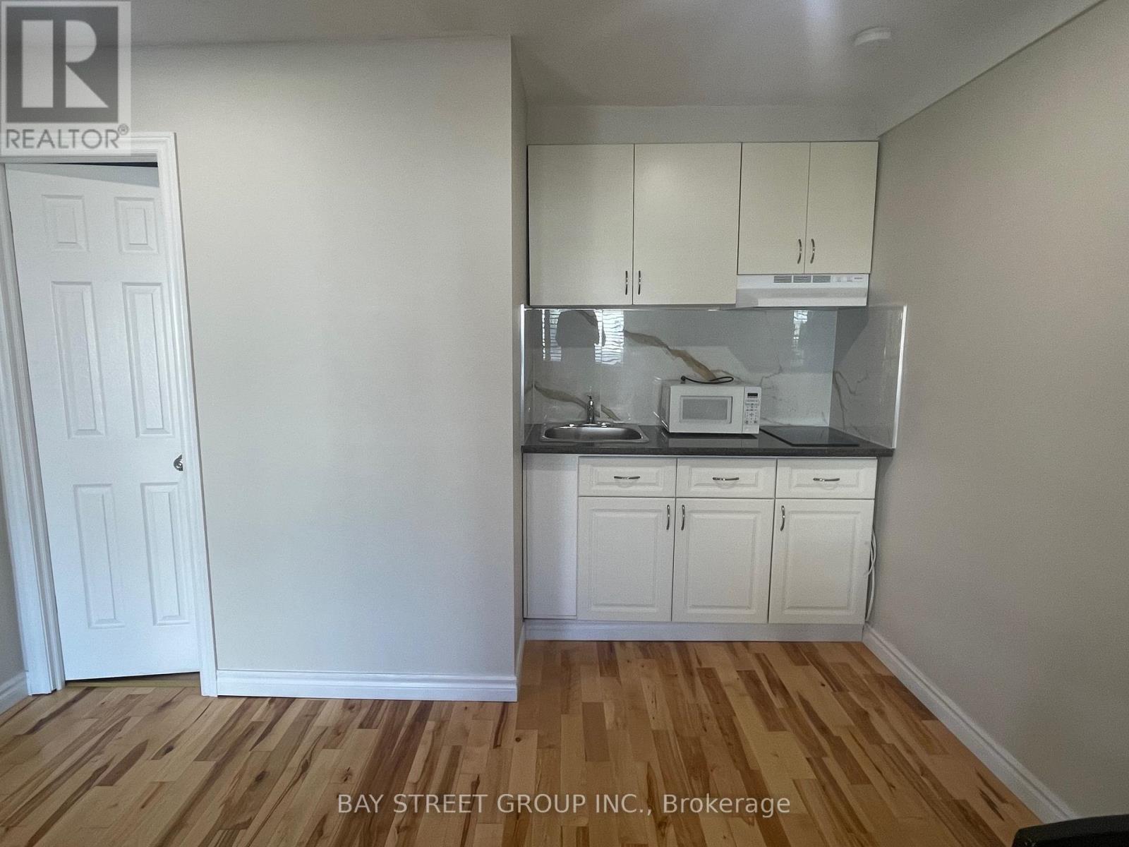 5720 Peer Street, Niagara Falls, Ontario  L2G 1X1 - Photo 3 - X12443847