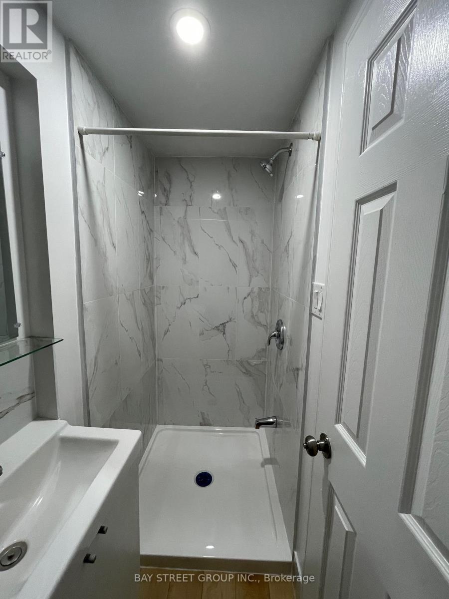 5720 Peer Street, Niagara Falls, Ontario  L2G 1X1 - Photo 5 - X12443847