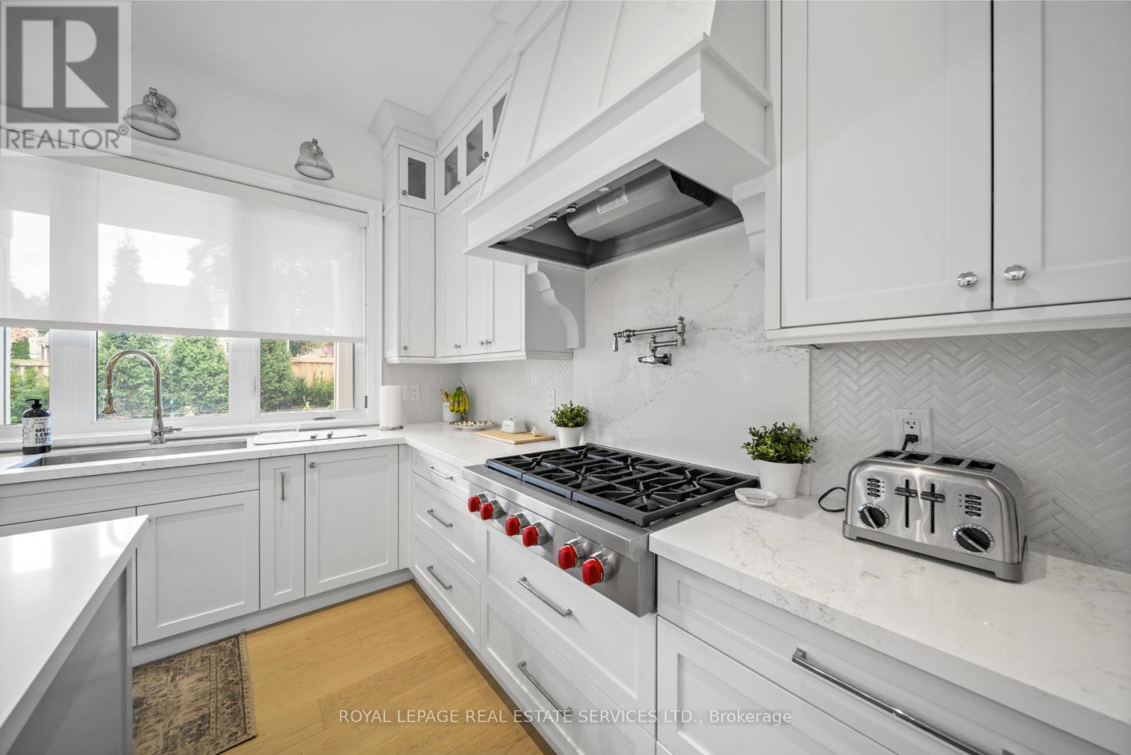 8 Graywood Drive, Toronto, Ontario  M9A 1P6 - Photo 9 - W12485635