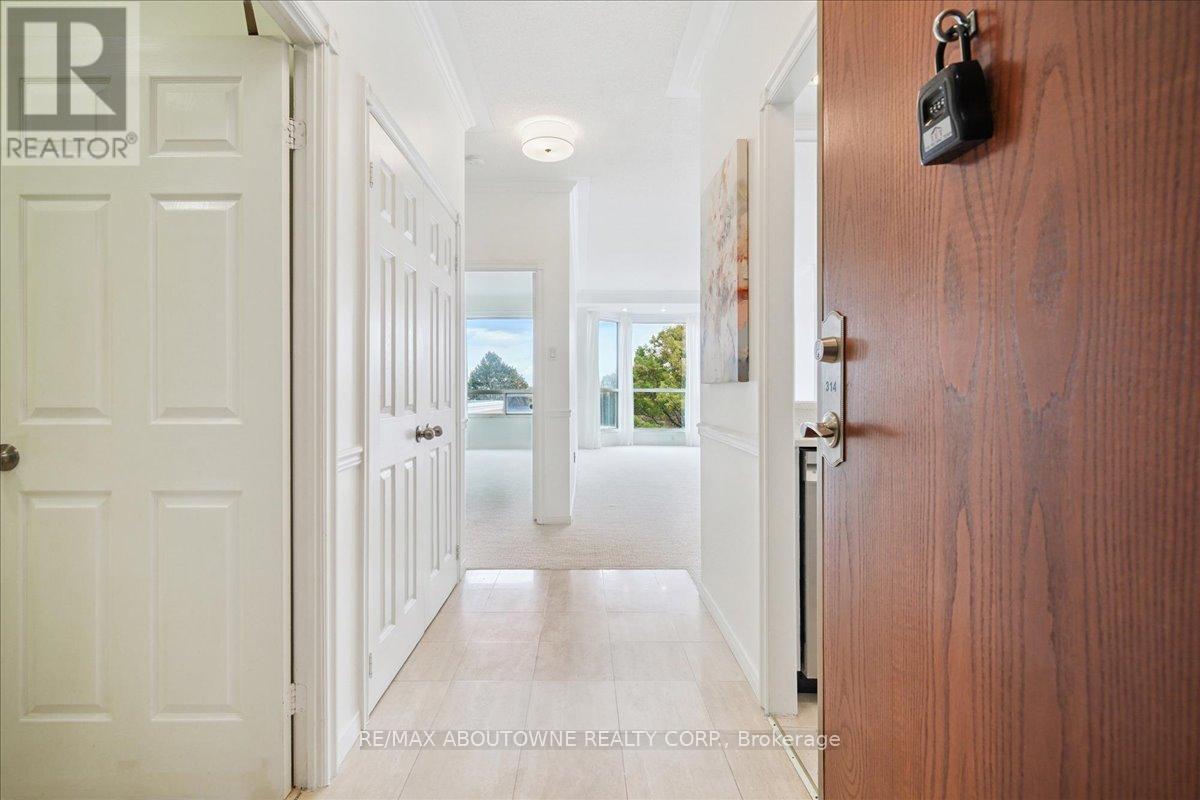 314 - 2511 Lakeshore Road W, Oakville, Ontario  L6L 6L9 - Photo 6 - W12485643