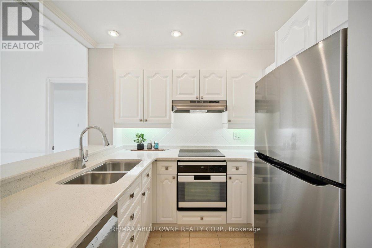 314 - 2511 Lakeshore Road W, Oakville, Ontario  L6L 6L9 - Photo 9 - W12485643