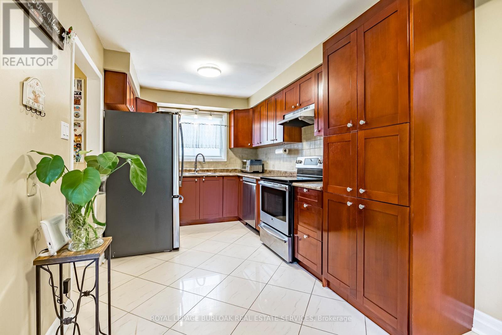 214 Vance Drive, Oakville, Ontario  L6L 3L1 - Photo 14 - W12485656