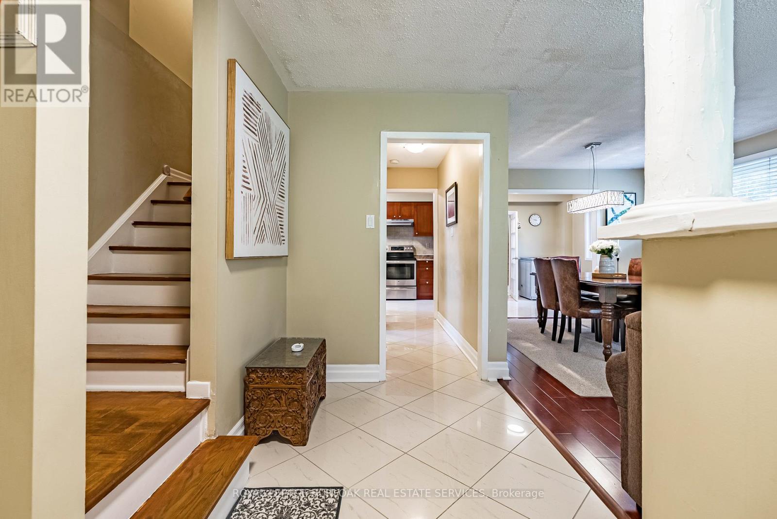 214 Vance Drive, Oakville, Ontario  L6L 3L1 - Photo 7 - W12485656