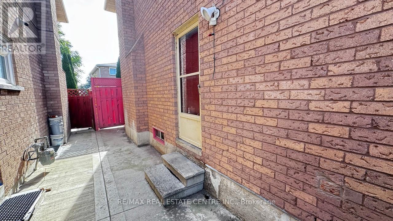 45 Wexford Road, Brampton, Ontario  L6Z 2W4 - Photo 2 - W12485664