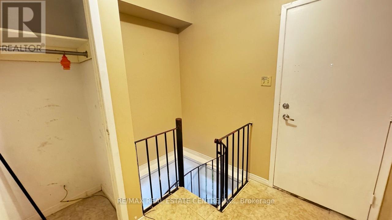 45 Wexford Road, Brampton, Ontario  L6Z 2W4 - Photo 4 - W12485664